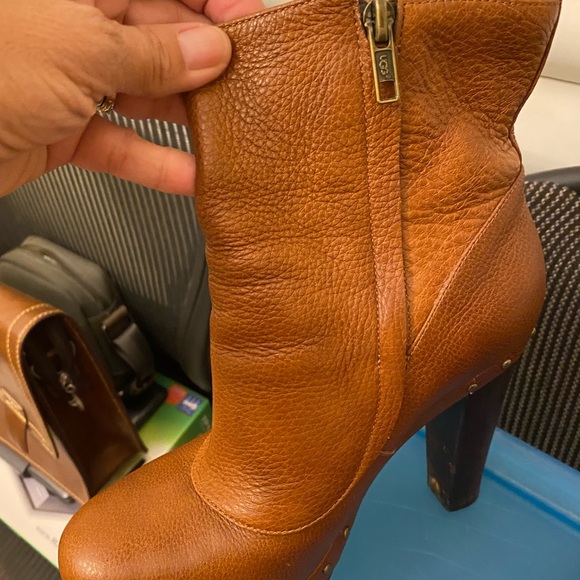 Beautiful Leather UGGS - Picture 2 of 12